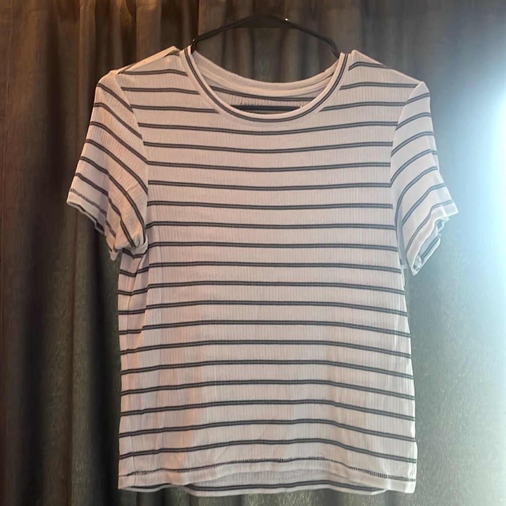 White shirt with black stripes From American eagle it’s a crop top nice material
